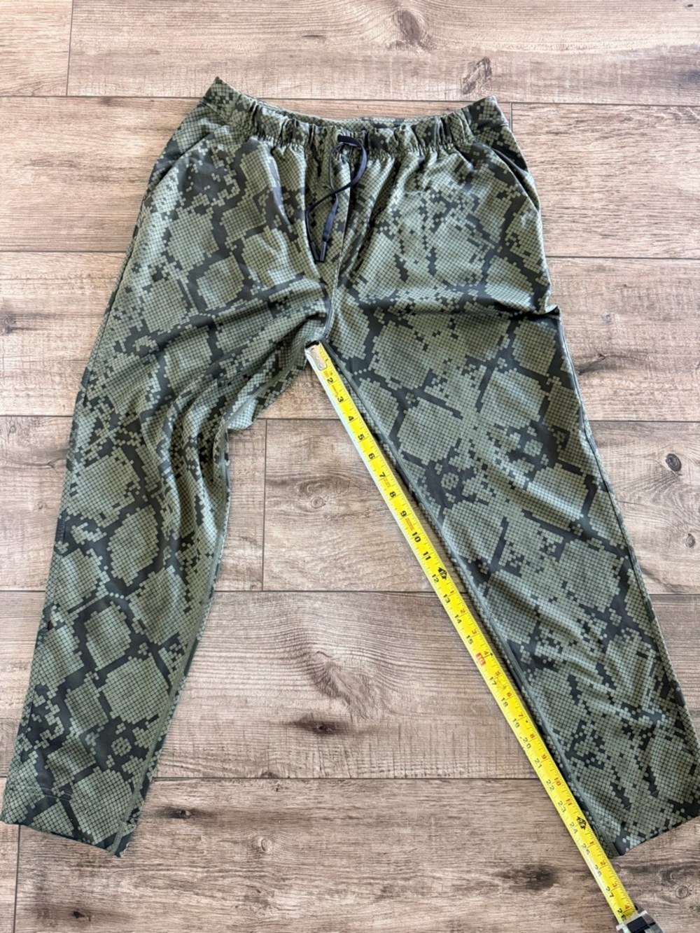Lululemon Jet Crop Slim *Luxtreme in Ziggy Snake Fatigue Gator Green, Size 6